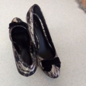 FIONI Flower Lace Nude/Black pumps with Bow